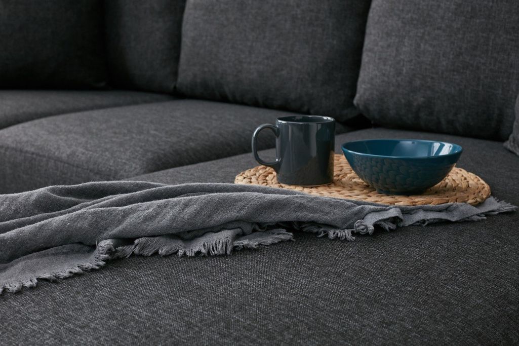 Canapé d'angle convertible avec pouf coffre tissu anthracite Melano 210 cm - Photo n°5