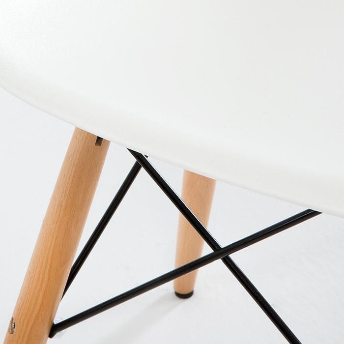 Chaise polypropylène blanc et pieds bois clair Kenza - Photo n°2