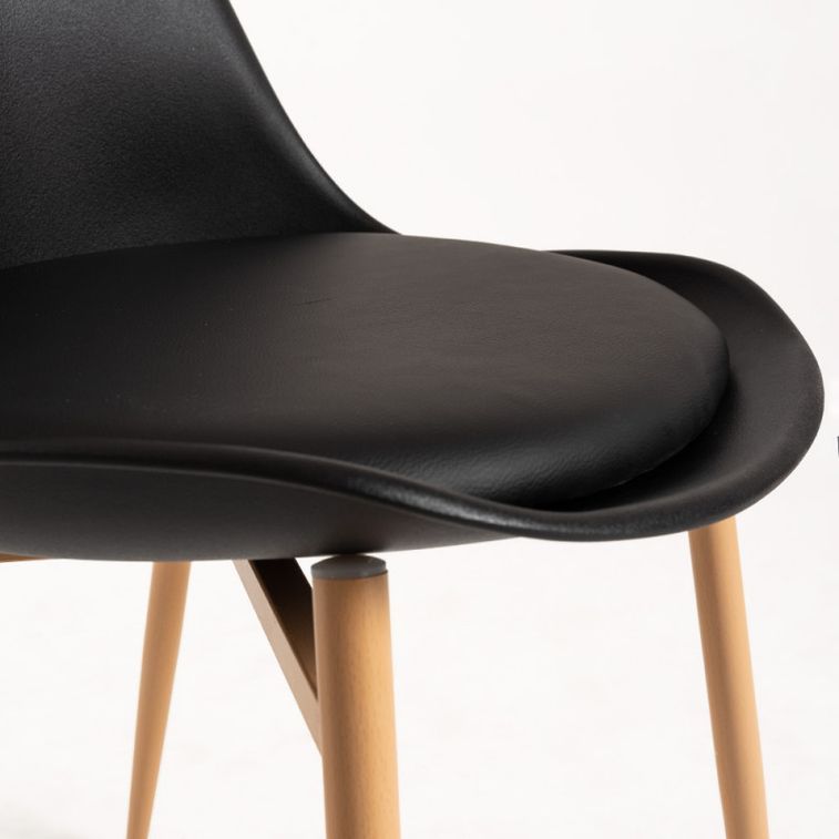 Chaise scandinave noir avec coussin simili cuir et pieds hêtre