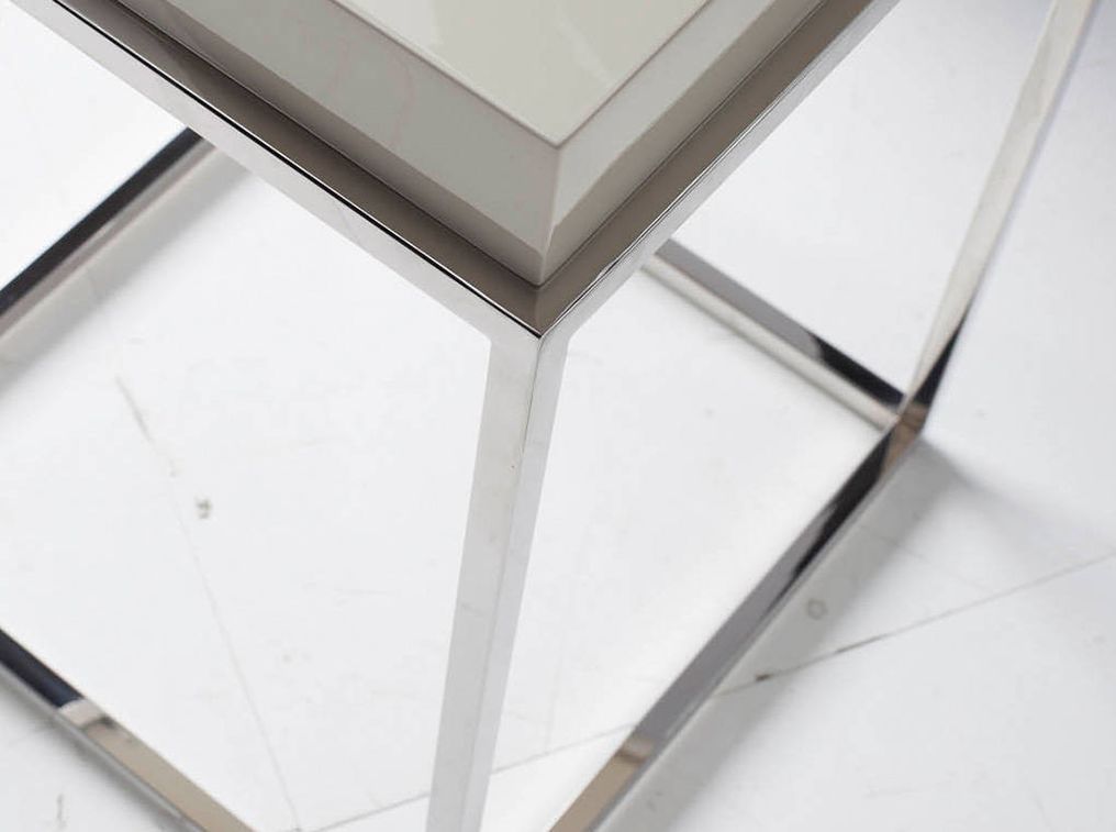 Table d'appoint carrée bois laqué et acier chromé Gucca - Photo n°3