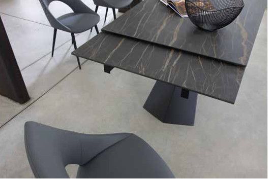 Table extensible 160/240 cm céramique marron effet marbre et pieds métal noir Kylane - Photo n°4