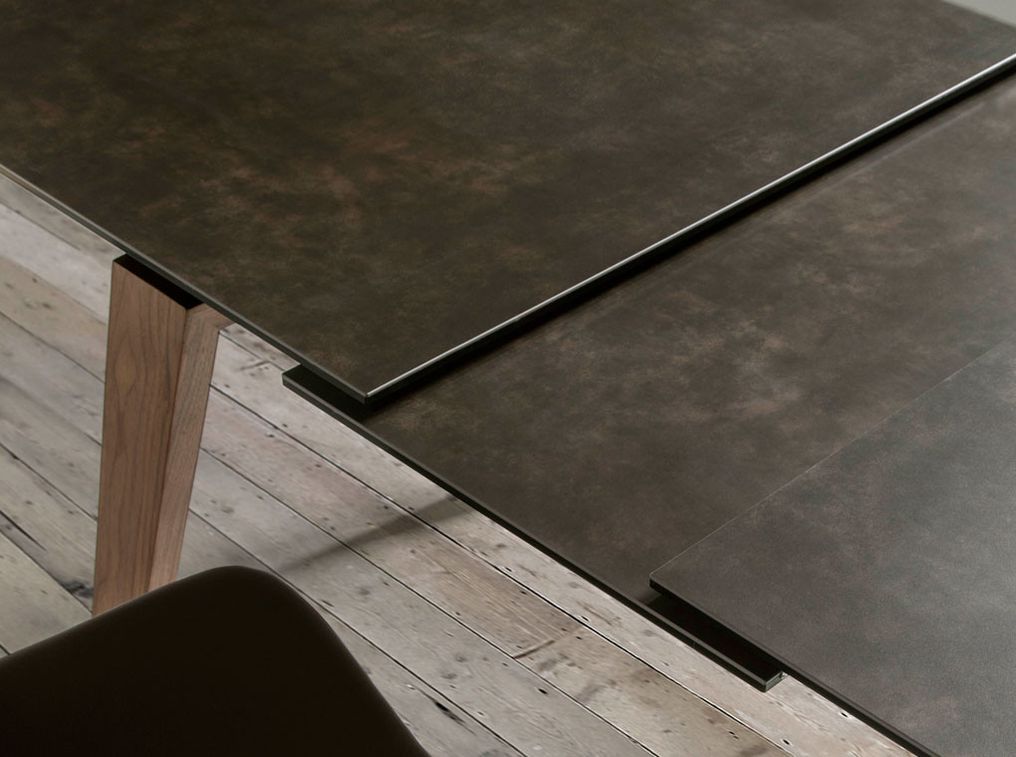 Table extensible plateau céramique noir et pieds bois plaqué noyer Myral - Photo n°4