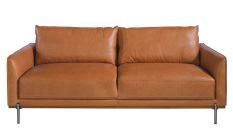 Canapé KIVO – Cuir de vachette marron clair, hêtre étuvé noyer & pieds inox foncé