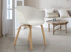 Chaise avec accoudoir blanche et pieds métal effet bois naturel Norky