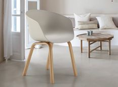 Chaise avec accoudoir grise et pieds métal effet bois naturel Norky