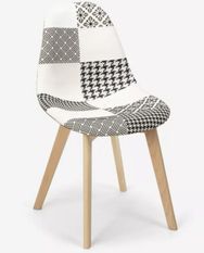 Chaise en tissu patchwork blanc, gris et pieds en bois naturel Vinto