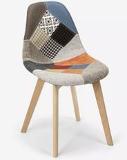 Chaise en tissu patchwork multicouleurs et pieds en bois naturel Vinto