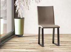 Chaise moderne simili cuir marron et pieds métal anthracite Bary