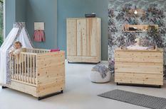 Chambre bébé Zirbenholz lit évolutif 70x140 cm armoire et commode à langer pin massif clair