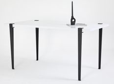 Petite table à manger bois blanc et pieds acier noir Bazika 150 cm