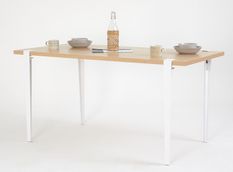 Petite table à manger bois clair et pieds acier blanc Bazika 150 cm