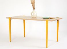 Petite table à manger bois clair et pieds acier jaune Bazika 150 cm