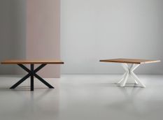 Table à manger industrielle Lany – Plateau chêne massif clair et pieds métal noir