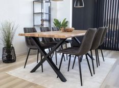 Table à manger industrielle TOULON – Chêne massif & acier noir, design avec bord ondulé