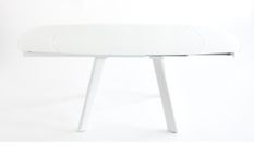 Table extensible 4 à 6 personnes verre teinté blanc et pieds métal blanc Arlan L 130 à 160 cm