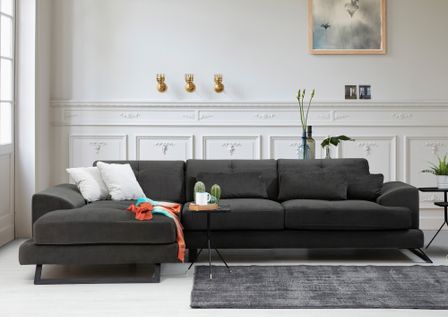 Canapé d'angle gauche velours anthracite avec têtières relevables et pieds metal noir Briko 308 cm