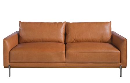 Canapé KIVO – Cuir de vachette marron clair, hêtre étuvé noyer & pieds inox foncé