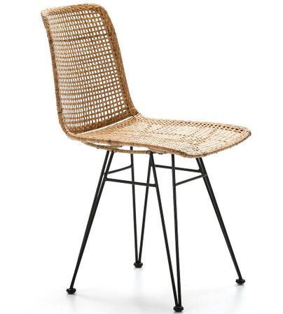 Chaise en osier naturel et pieds en métal noir BAKEL