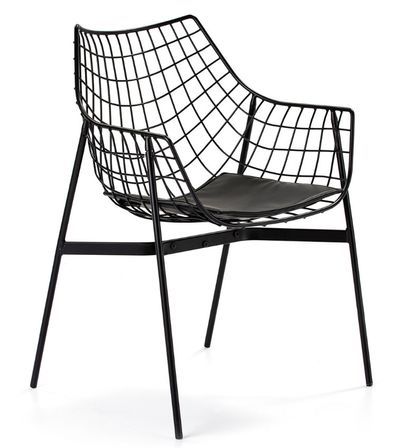 Chaise métal blanc avec accoudoirs et coussin simili cuir noir Ram