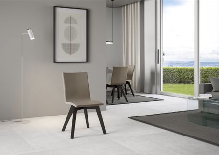 Chaise moderne simili cuir et pieds en bois anthracite Trudy