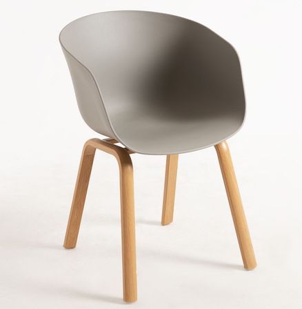 Chaise scandinave avec accoudoirs gris et pieds naturel Wau