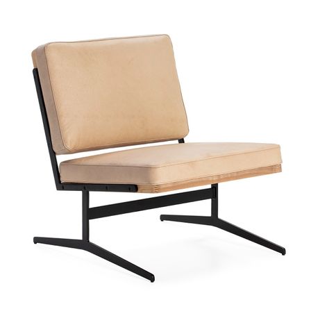 Fauteuil bois naturel avec cuir crème et pieds en métal noir Iseki