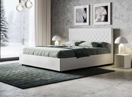 Lit 160x190 cm avec coffre et tête de lit blanche avec un motif en losange Karia