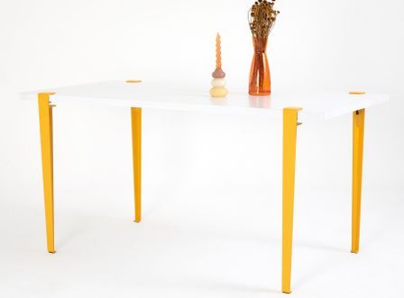 Petite table à manger bois blanc et pieds acier jaune Bazika 150 cm
