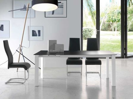 Table à manger design extensible verre teinté noir et pieds métal blanc Mikale 140 à 190 cm