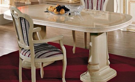 Table à manger ovale extensible bois laqué beige effet marbré Irina