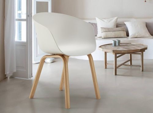 Chaise avec accoudoir blanche et pieds métal effet bois naturel Norky - Photo n°2; ?>