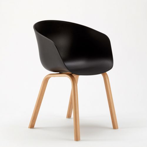 Chaise avec accoudoir noir et pieds métal effet bois naturel Norky - Photo n°2; ?>