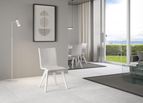Chaise moderne simili cuir blanc et pieds bois frêne blanc Julak - Photo n°2; ?>