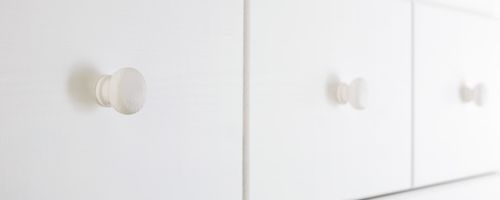 Commode à langer 2 portes 3 tiroirs pin massif blanc Pino - Photo n°2; ?>