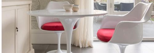 Fauteuil blanc brillant avec coussin tissu rouge pétale de tulipe - Photo n°3; ?>
