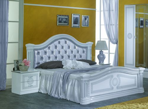 Lit design laqué blanc tête de lit capitonnée simili cuir argenté Savana 180x200 cm - Photo n°2; ?>