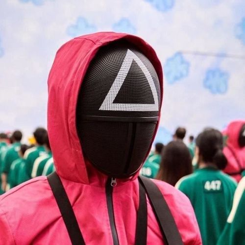 SQUID GAME Masque déguisement - Soldat triangle - Photo n°2; ?>