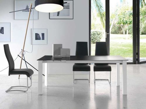 Table à manger design extensible verre teinté noir et pieds métal blanc Mikale 140 à 190 cm - Photo n°2; ?>