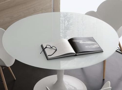 Table a manger ronde design verre teinté blanc et pied laqué blanc Kramanty 130 cm - Photo n°2; ?>