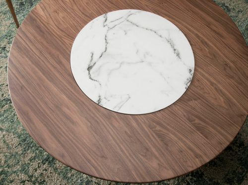 Table ronde bois noyer et plateau tournant en marbre céramique blanc Mykal 120 cm - Photo n°3; ?>