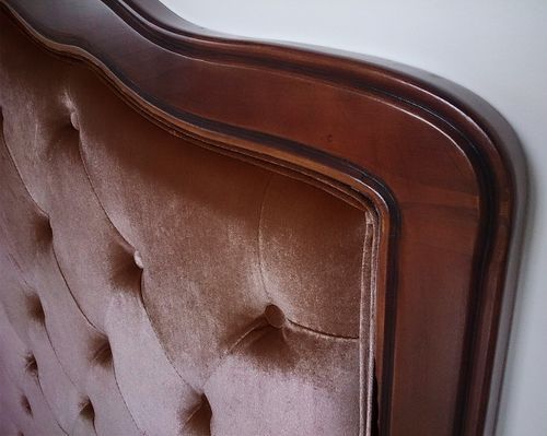 Tête de lit capitonnée velours marron et cadre en bois - Photo n°2; ?>