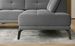 Canapé d'angle gauche design matelassé tissu doux brillant gris clair et pied noir Kazane 275 cm - Photo n°4