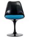 Chaise noir brillant avec coussin tissu bleu pétale de tulipe - Photo n°1
