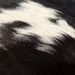 Tabouret cuir noir et blanc pieds bois foncé Pua 40 cm - Photo n°6