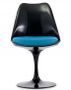 Chaise noir brillant avec coussin tissu bleu pétale de tulipe