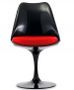 Chaise noir brillant avec coussin tissu rouge pétale de tulipe