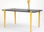 Petite table à manger bois anthracite et pieds acier jaune Bazika 150 cm