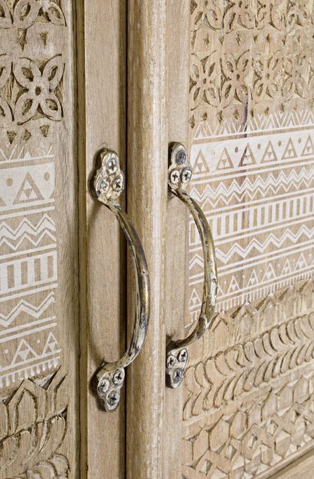 Armoire de rangement 2 portes bois de manguier clair avec décorations incrustées fait main Mabel 88 cm - Photo n°4