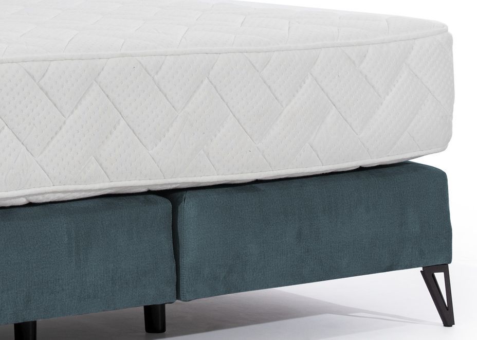 Lit continental velours vert bleuté Tiempo avec matelas 30 cm en latex et pied métal noir - Photo n°4
