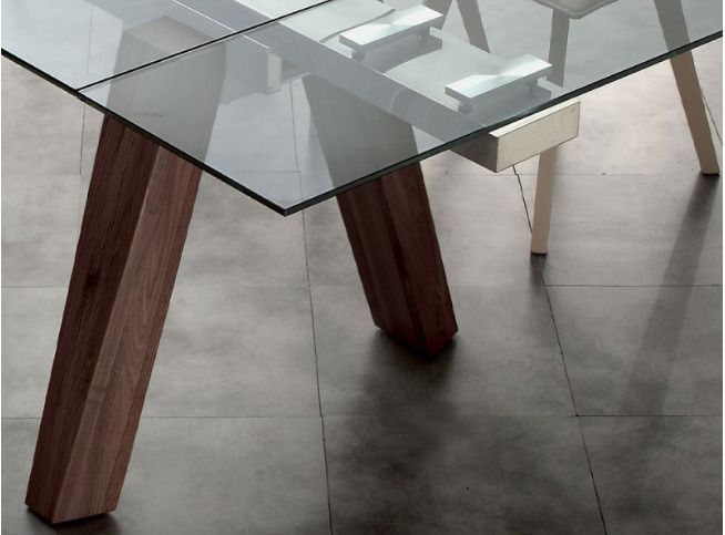 Table de repas extensible 160/240 cm plateau en verre et piétement bois massif de noyer Karone - Photo n°4
